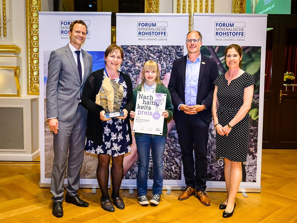 Ein Gruppenbild mit Familie Rögner und Forum Rohstoffe