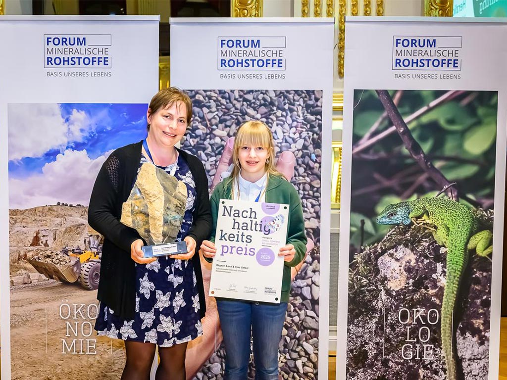 Ein Foto der Familie Rögner bei der Verleihung des Nachhaltigkeitspreises 2025 vom Forum Rohstoffe