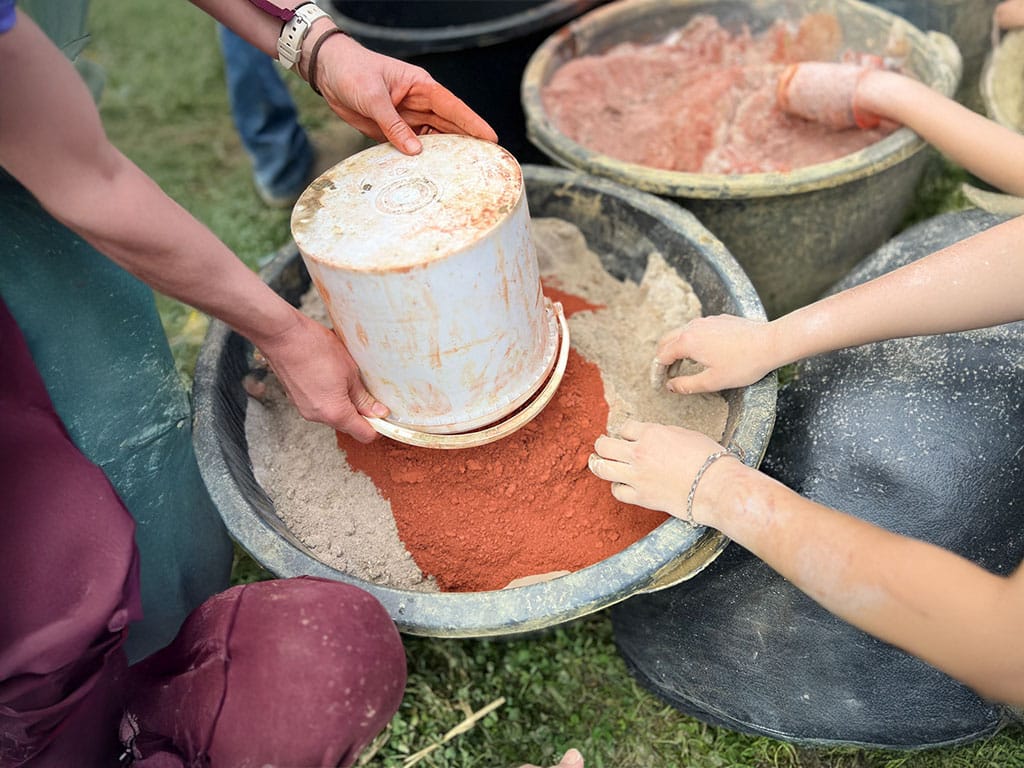 Ein Bild über den Lehmbaukurs bei Sand und Kies, Firma Rögner