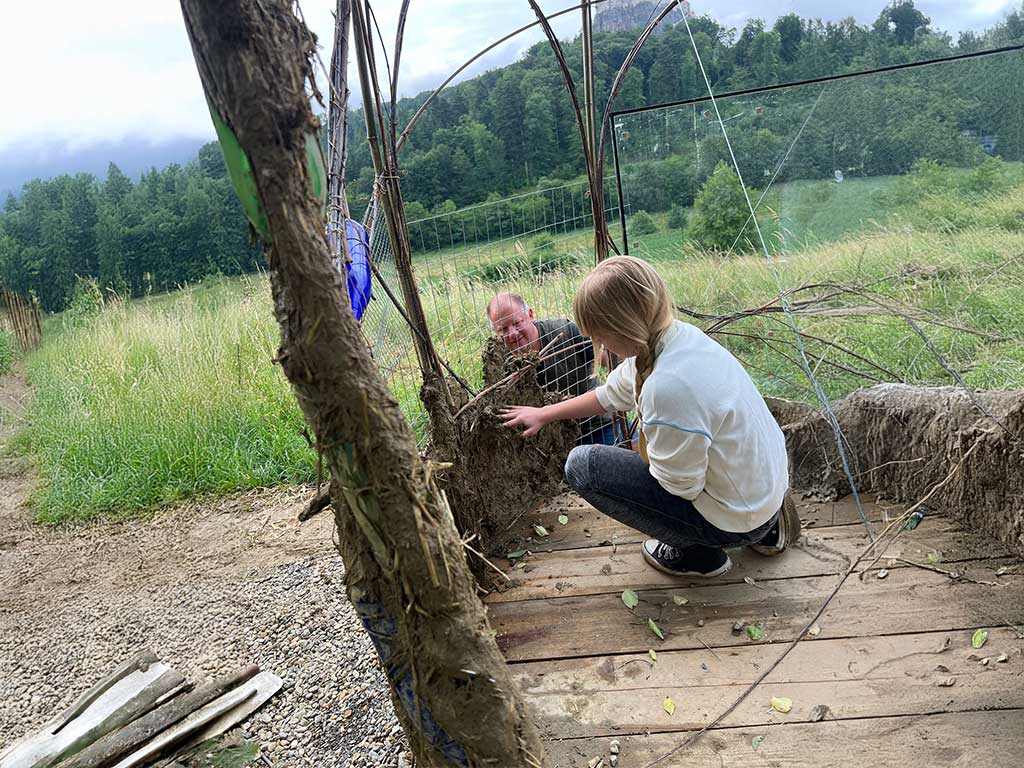 Ein Bild über den Lehmbaukurs bei Sand und Kies, Firma Rögner