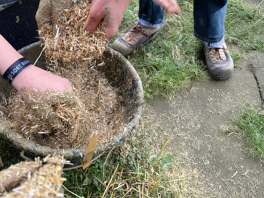 Ein Bild über den Lehmbaukurs bei Sand und Kies, Firma Rögner
