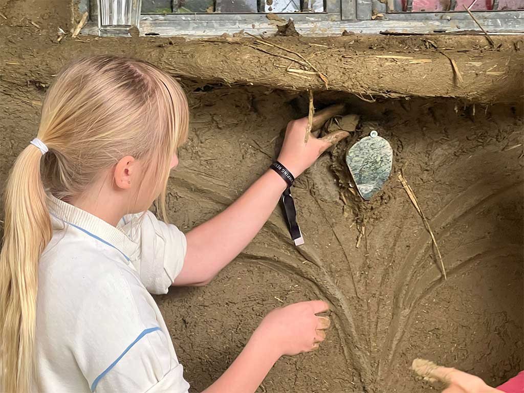 Ein Bild über den Lehmbaukurs bei Sand und Kies, Firma Rögner