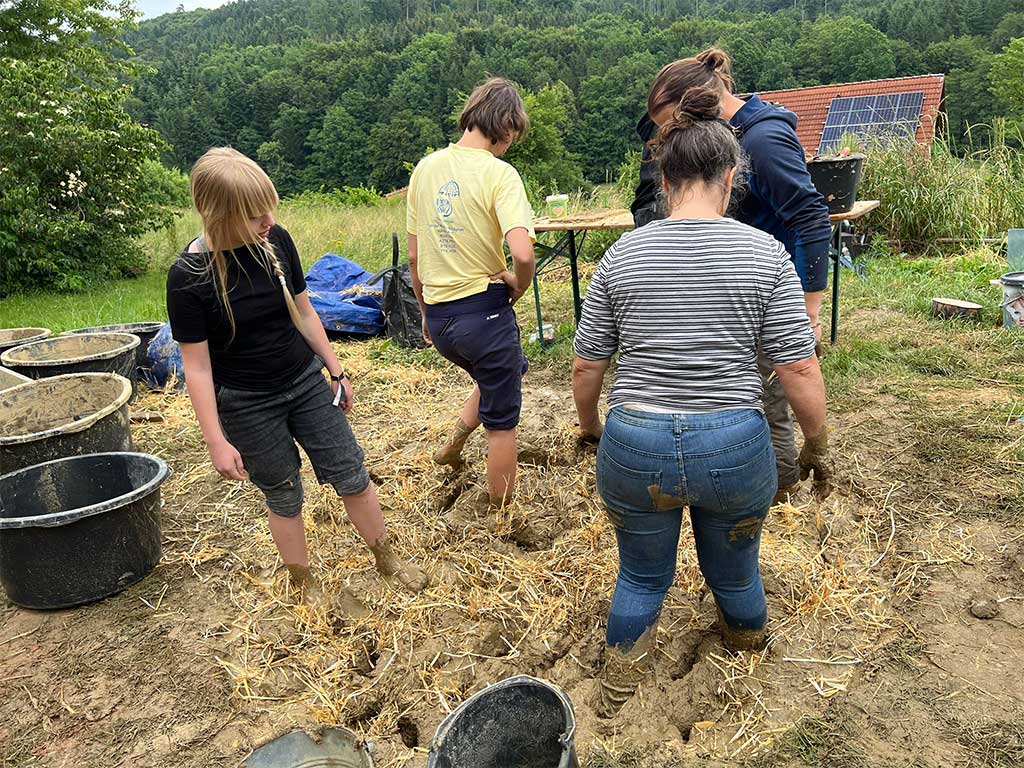 Ein Bild über den Lehmbaukurs bei Sand und Kies, Firma Rögner